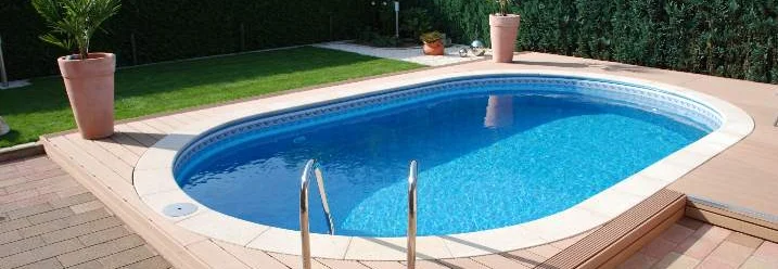 Ovaler Pool mit Holzterrasse